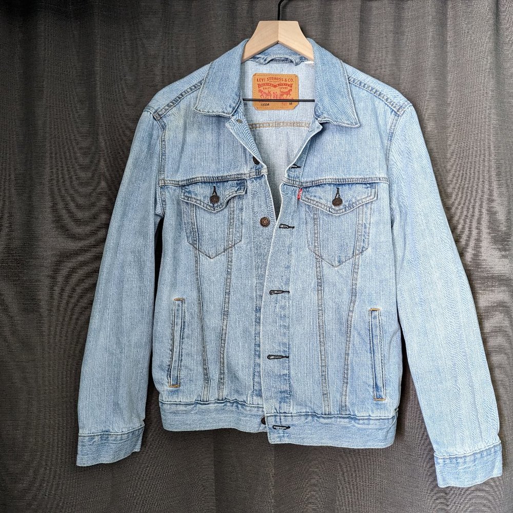 Women's Levis Size M Light Wash Blue Denim Jacket